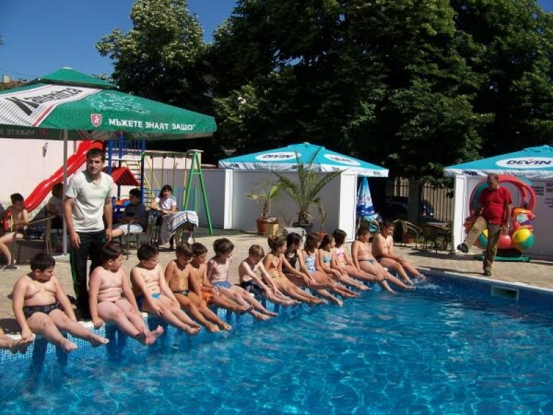 Свищовски малчугани усвояват плувни стилове