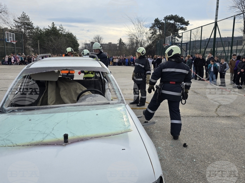 Демонстрация за извеждане на пострадал при пътнотранспортно произшествие и учебна евакуация при пожар проведоха в свищовско училище  