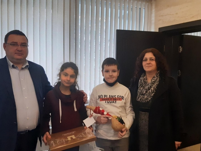 Ученици от СУ ,,Цветан Радославов“ поздравиха кмета на град Свищов д-р Генчо Генчев по повод 3 март