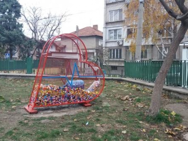 Сърце за събиране на капачки в двора на СУ „Николай Катранов“ – град Свищов