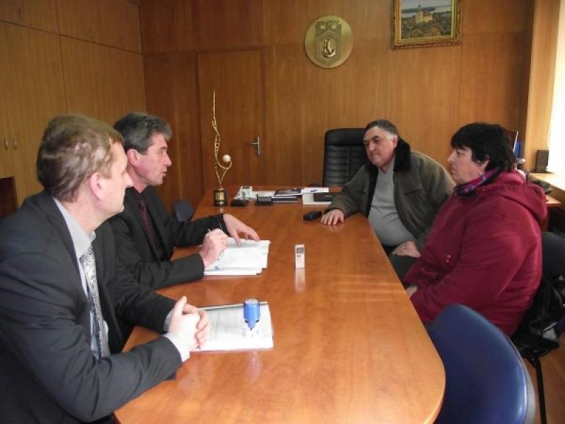 Кметът на Община Свищов Станислав Благов подписа първия договор за саниране