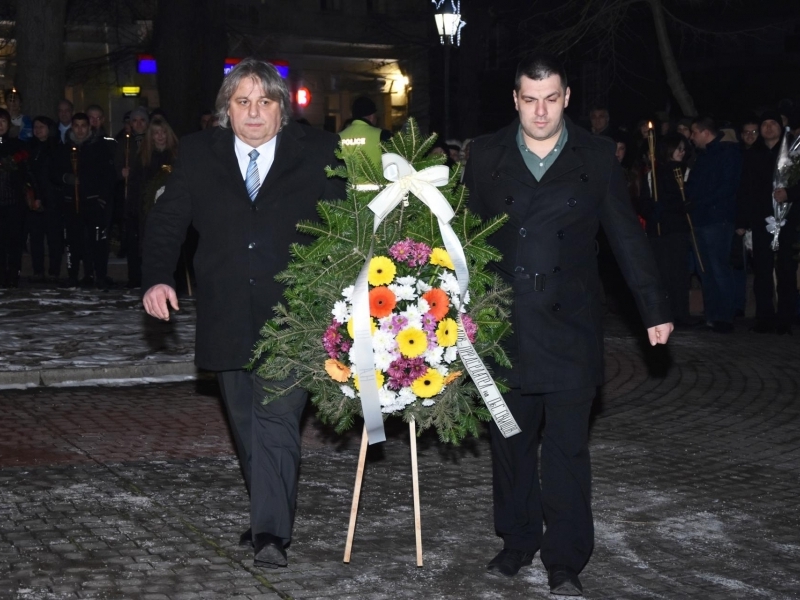 С факелно шествие и общоградско поклонение на 12 януари в Свищов бяха чествани 161 години от рождението на Алеко Константинов