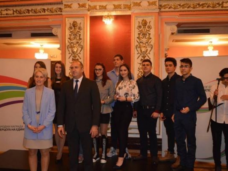 Ученици от СУ "Димитър Благоев" бяха наградени лично от Президента Румен Радев