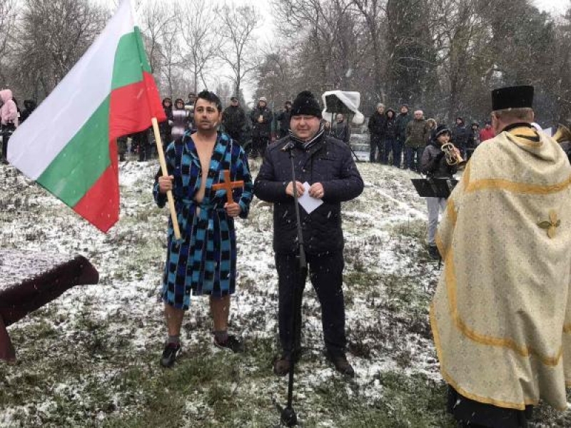 37-годишният Явор Парушев извади богоявленския кръст от ледените води на река Дунав в Свищов