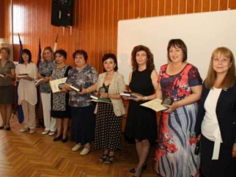 Един директор и петима учители от Свищов отличени с  годишни награди на РУО – Велико Търново