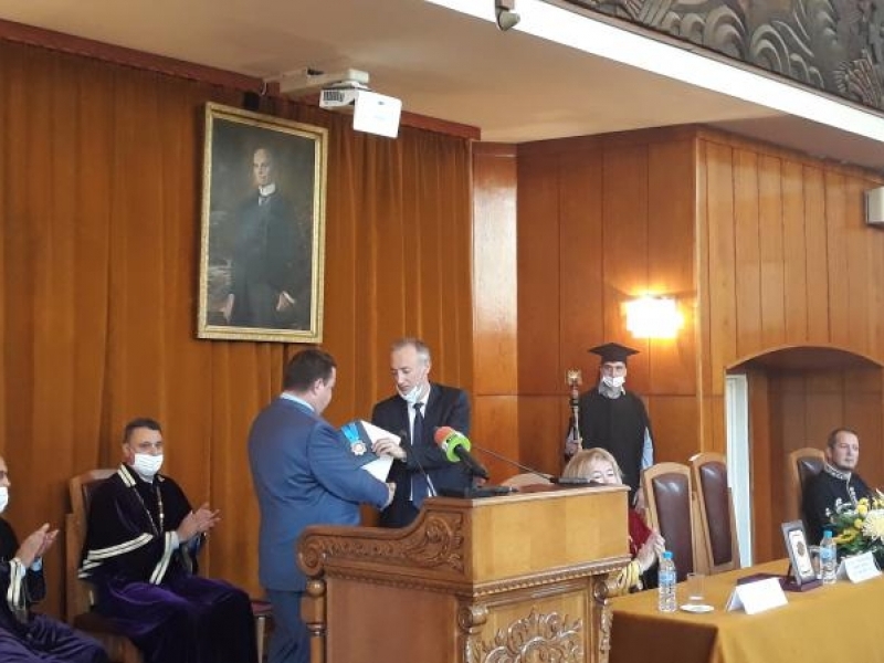 Министърът на образованието и науката на Република България Красимир Вълчев бе удостоен с едно от най-високите отличия на община Свищов 