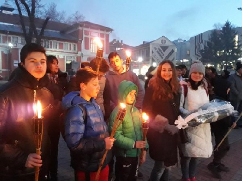 За поредна година факелно шествие огря пътя от родната къща на Алеко Константинов до паметника му в центъра на Свищов