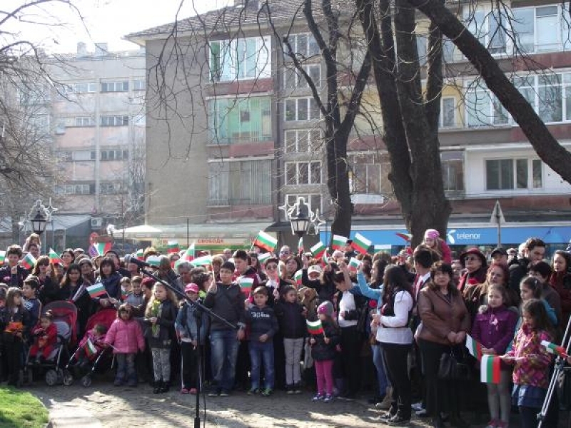 Първият български освободен град отбеляза подобаващо националния празник на Република България