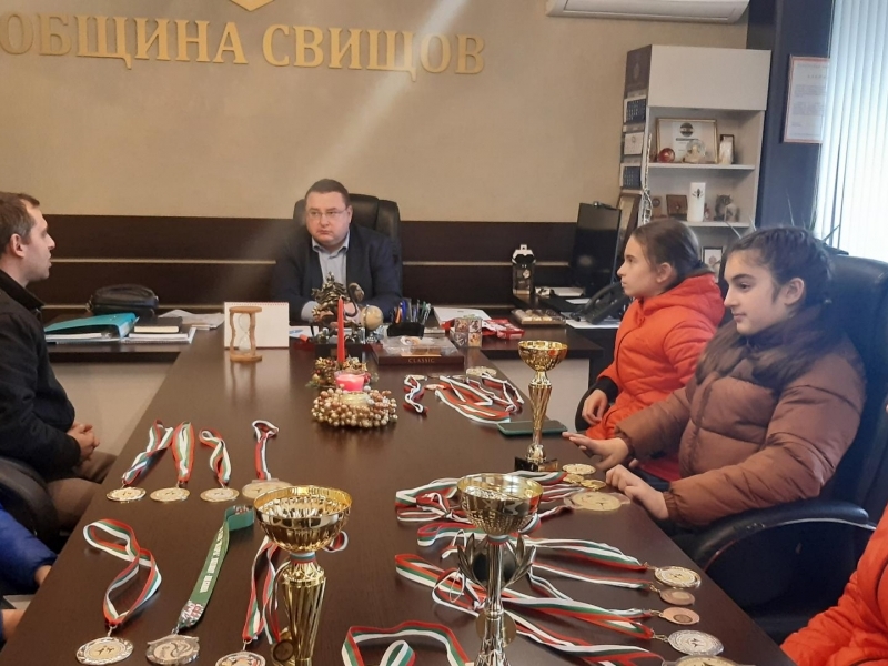 Кметът на Свищов приветства изявени състезатели и треньора на СКК „АКАДЕМИК“ – Свищов за високи спортни успехи 