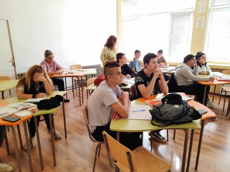Свищовска професионална гимназия „Алеко Константинов“  работи по програма „Училища за пример“