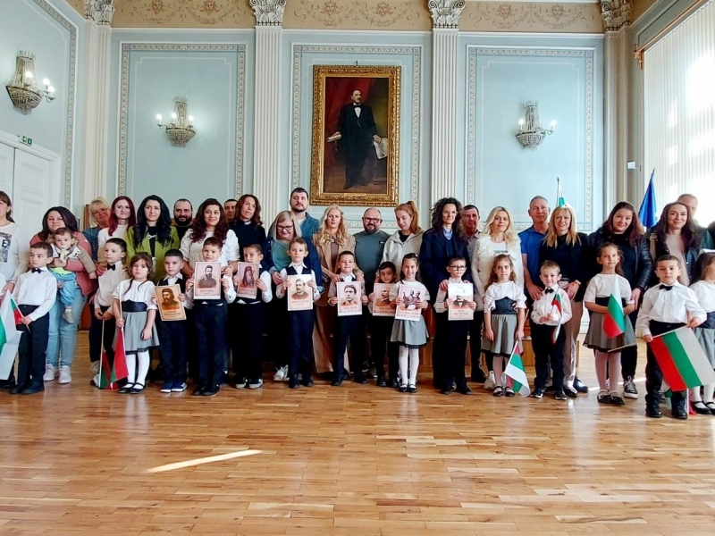 „ПОКЛОН, БУДИТЕЛИ!“ – малките възпитаници на ДГ „Васил Левски“ почетоха духовните водачи на България