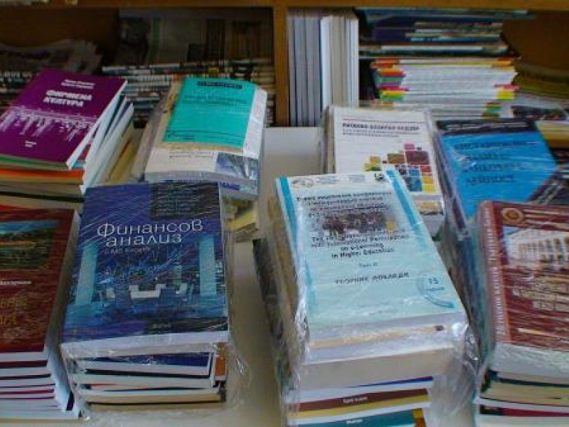 Академично дарение от 160 книги  за читалищната библиотека в Свищов