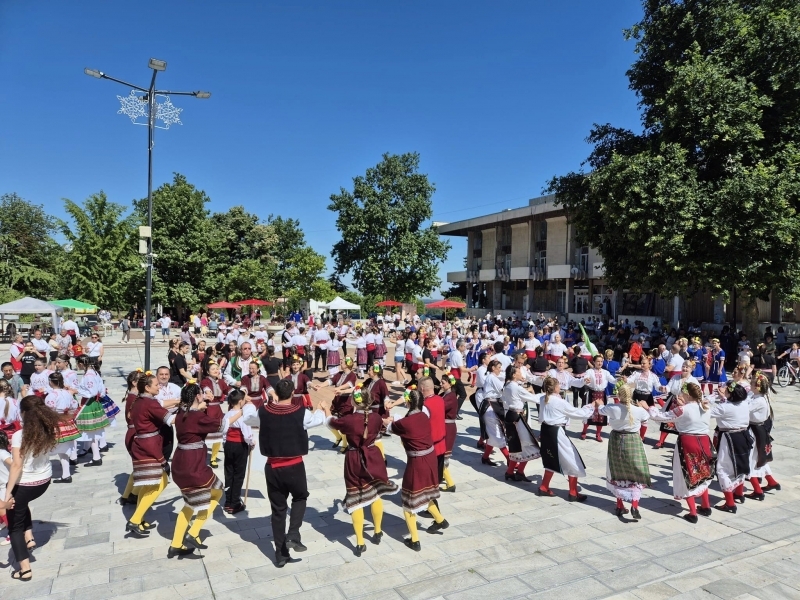 В Свищов се проведе третото издание на фолклорния фестивал „Харизмата на хорото“    
