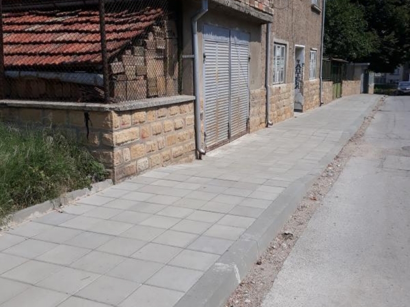 Реновиран е тротоарът от Болницата в Свищов до кръстовището на пл. „Свобода“ 