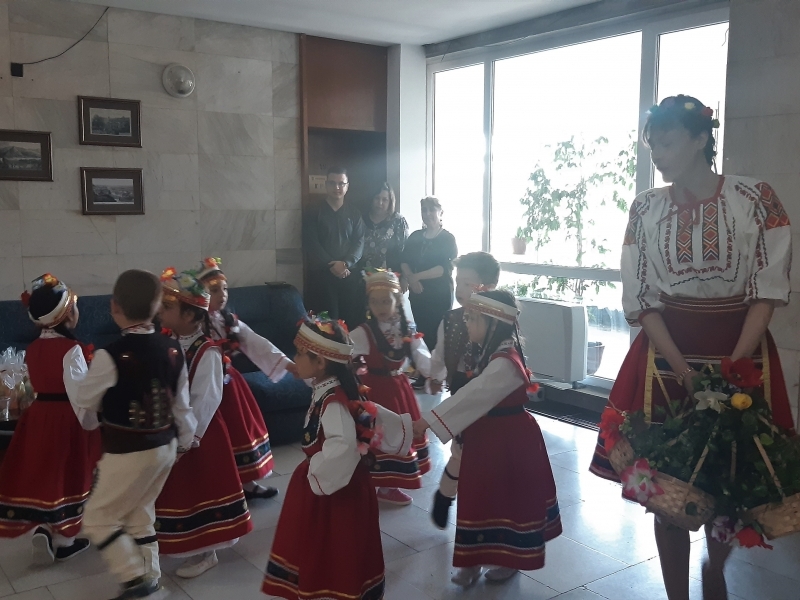 Лазарки от детските градини в Свищов радват жителите на града и представителите на различни институции