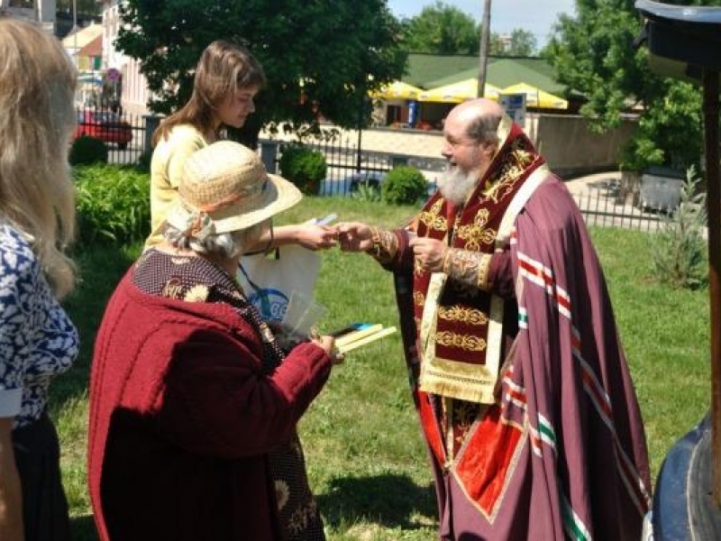 Великотърновския митрополит Григорий раздава поучителни книжки