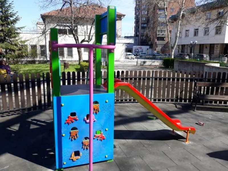 Община Свищов започна подмяната на счупени и амортизирани съоръжения в детските кътове за игра