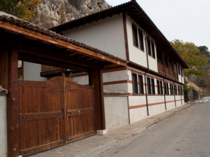 Скалните манастири – едно от чудесата на България