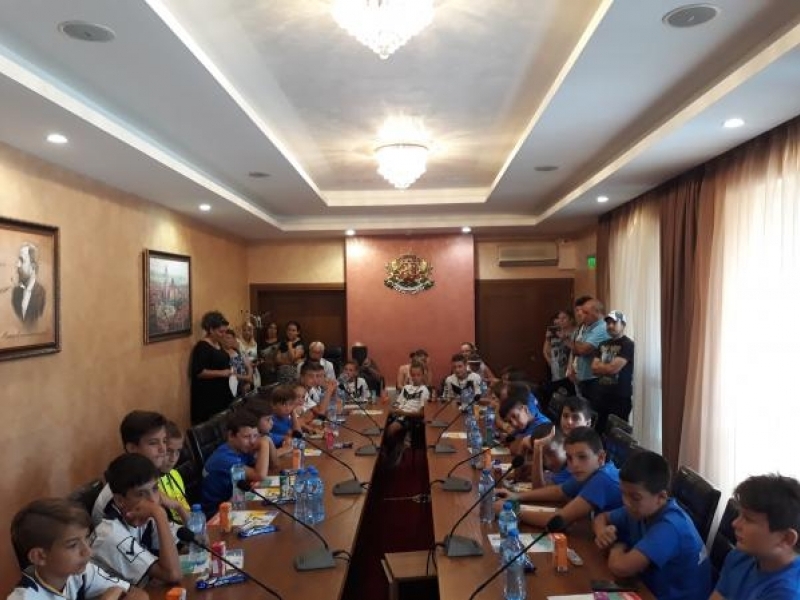 Бронзовите медалисти от международния футболен турнир в Украйна бяха гости на ръководството на ОФК „Академик“ – Свищов