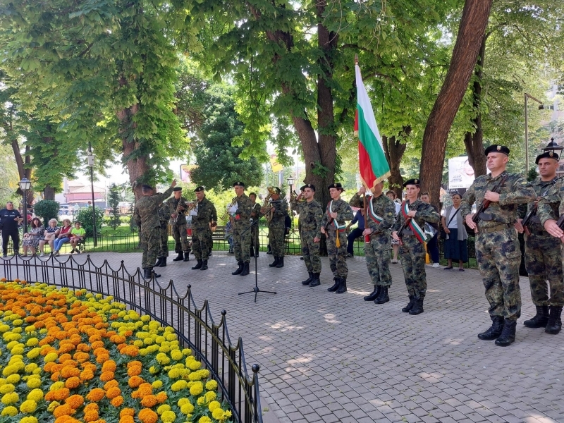 С общоградско поклонение днес в Свищов почетоха паметта на Ботев 