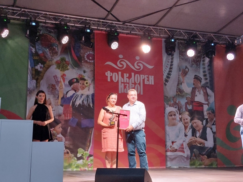 С награждаване, концерт и празнична заря закриха 13-я фестивал „Фолклорен извор“ в свищовското село Царевец 