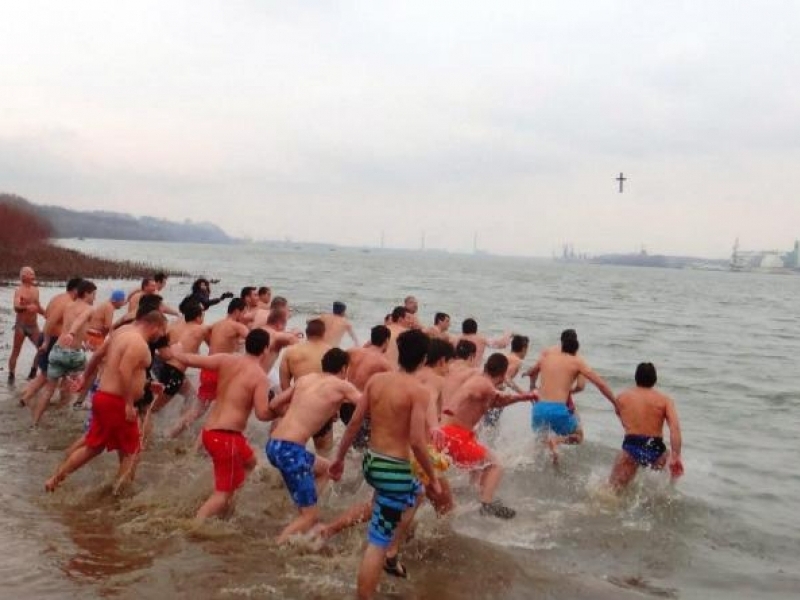 41смелчаци вадиха кръста от  водите на река Дунав