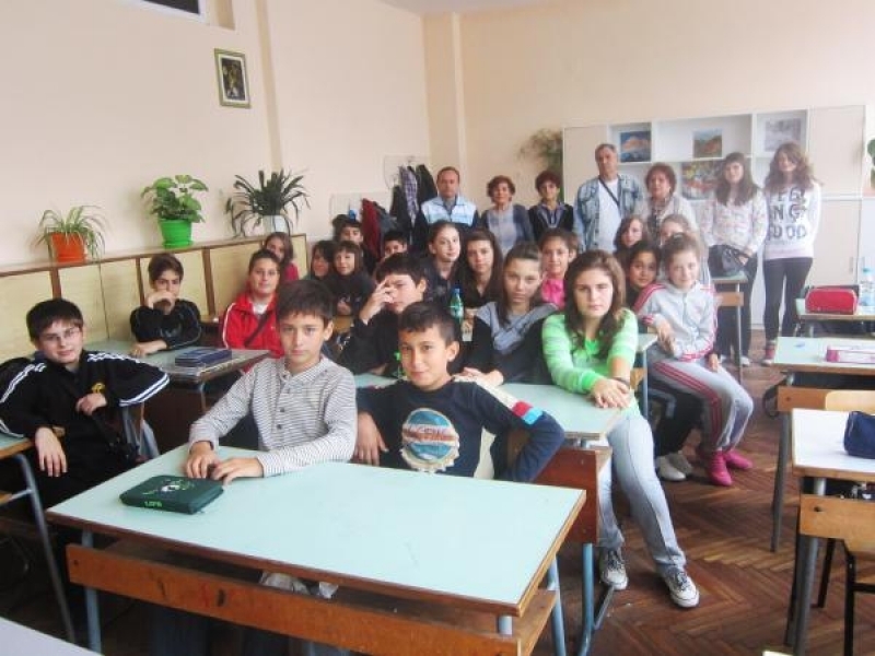 Деца от СОУ „Николай Катранов” на раздумка с пенсионери от местен клуб