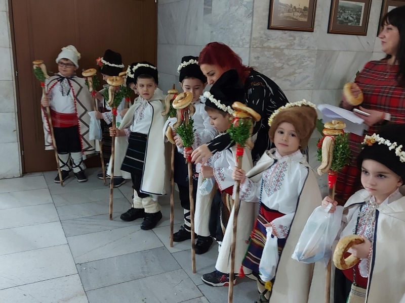 Коледари огласиха Община Свищов с песни и наричания за здраве и берекет  