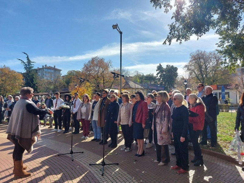 СВИЩОВ ОТБЕЛЯЗА ДЕНЯ НА НАРОДНИТЕ БУДИТЕЛИ С ТЪРЖЕСТВЕНА ЦЕРЕМОНИЯ ПРЕД ПАМЕТНИКА НА ДАРИТЕЛИТЕ
