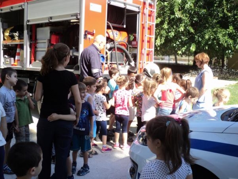 Служители на МВР от община Свищов празнуваха своя празник заедно с децата в ДГ „Калина Малина“