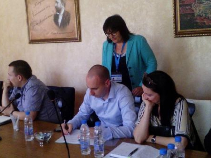 Подписаха се договорите с фирмите изпълнителки за санирането на  първите шест блока в Свищов