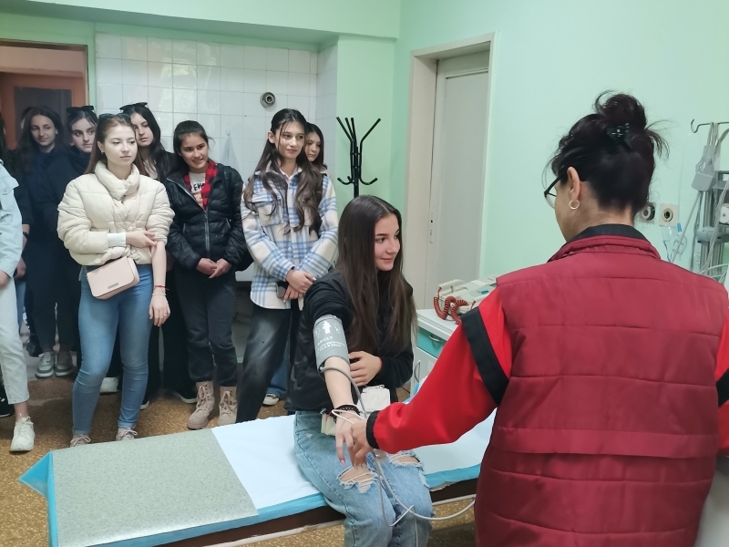 Ученици от СУ "Николай Катранов" се запознаха с работата на болницата в Свищов