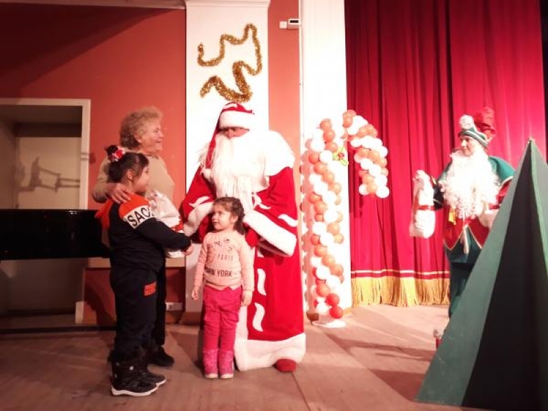 За втора година община Свищов подари коледно театрално представление на децата от всички детски градини