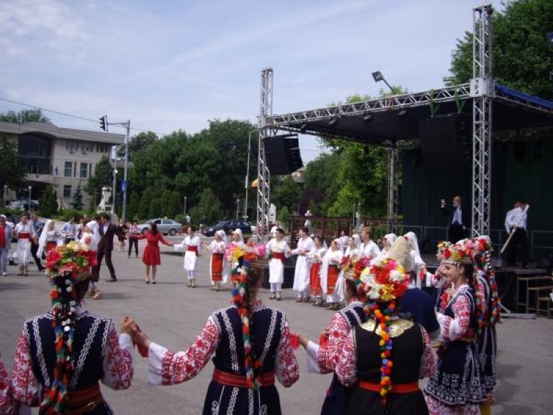 Ученици от ПГЛПС - Свищов заеха трето място на международния фестивал "Чарът на танца" в Румъния