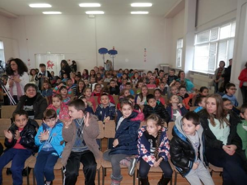 Учениците от СУ "Димитър Благоев" празнуваха заедно с малчуганите от седем детски градини