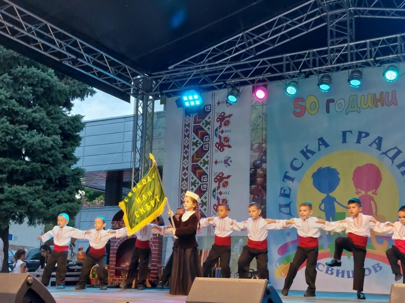 С невероятен концерт „Искрици българско“ Детска градина „Радост“ отбеляза своя 50-годишен юбилей 