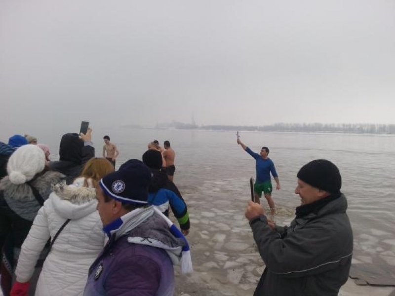 30 смелчаци скочиха в река Дунав за богоявленския кръст.