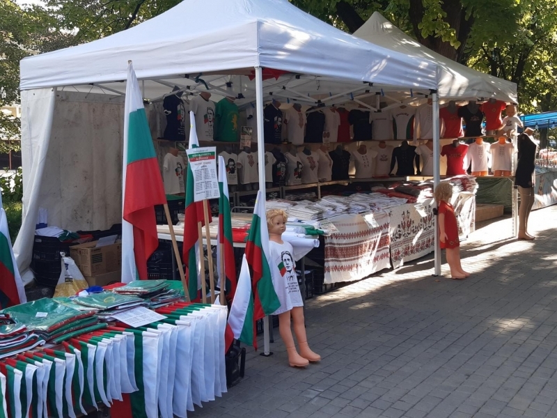 Изложение на занаяти под надслов „Българско е!“ е разположено от днес в Централната градската градина на Свищов 
