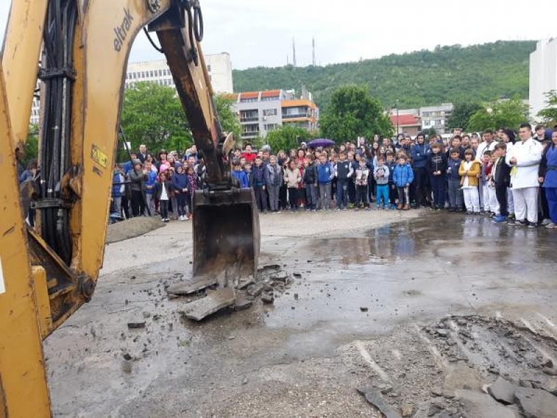 В СУ „Димитър Благоев“ – Свищов бе направена „първа копка“ за изграждане на многофункционална спортна площадка
