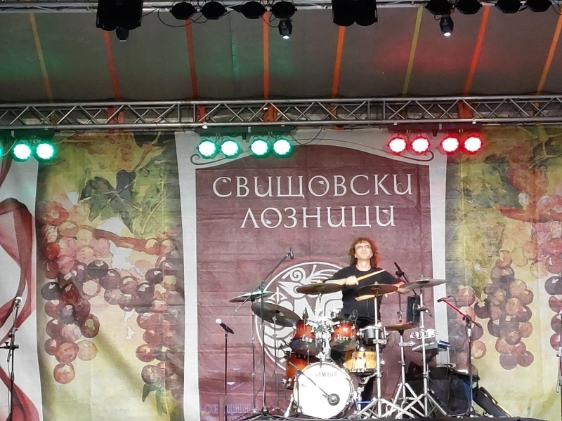 Стефан Вълдобрев и "Обичайните заподозрени" докоснаха публиката в Свищов със своята непринуденост, талант и добро отношение 