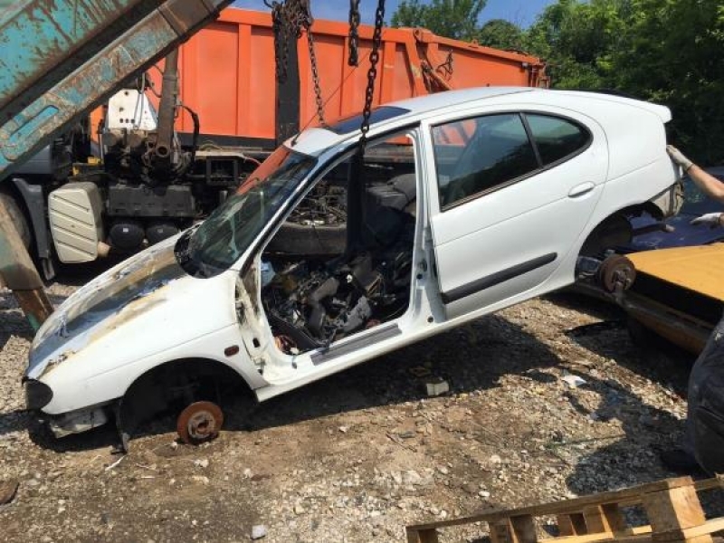 Със заповед на кмета на община Свищов започна премахването на изоставени автомобил в града 