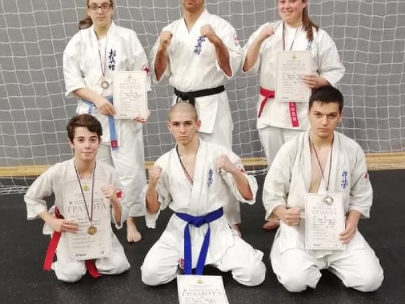 С 3 златни, 2 сребърни и 8 бронзови медала се завърнаха каратистите на Митко Божанов от Национално първенство по киокушин карате в Шумен