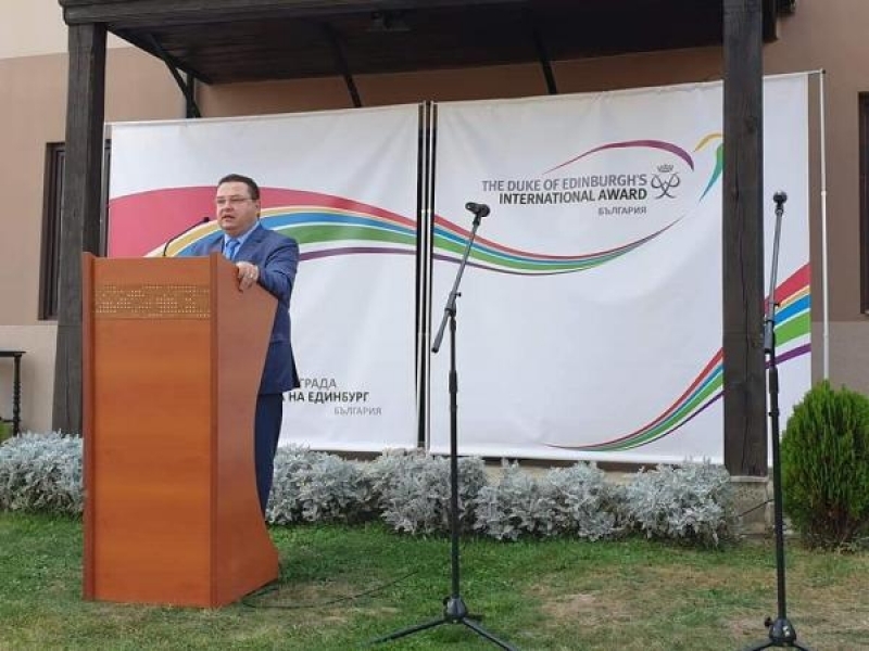 Президентът Румен Радев отличи 62-ма български ученици с Международната награда на херцога на Единбург днес в Свищов