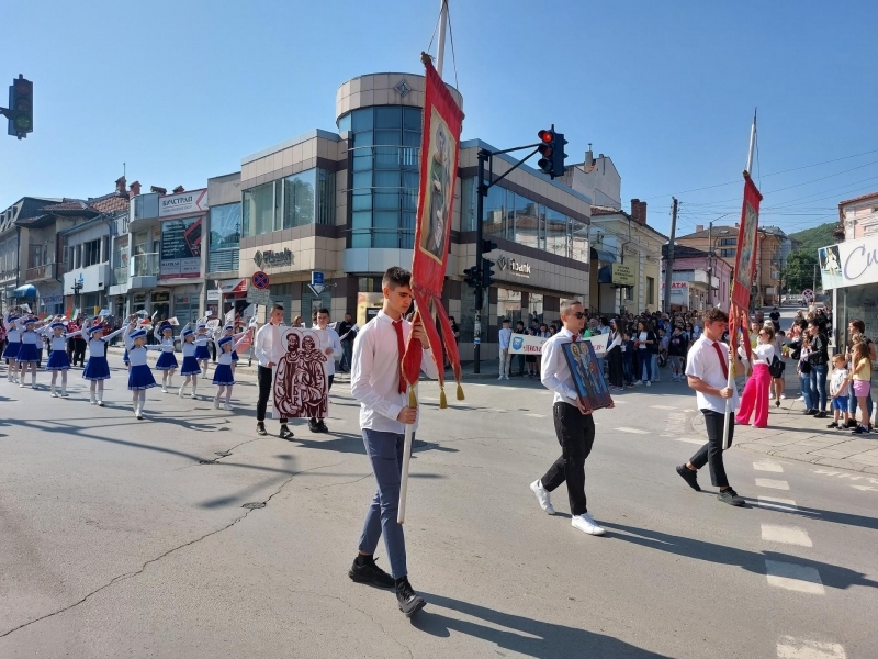 С тържествено шествие в Свищов бе отбелязан Денят на светите братя Кирил и Методий 