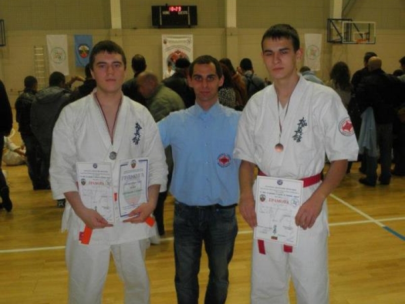 Свищовски състезатели извоюваха сребърен и бронзов медал от Международен турнир по киокушин карате