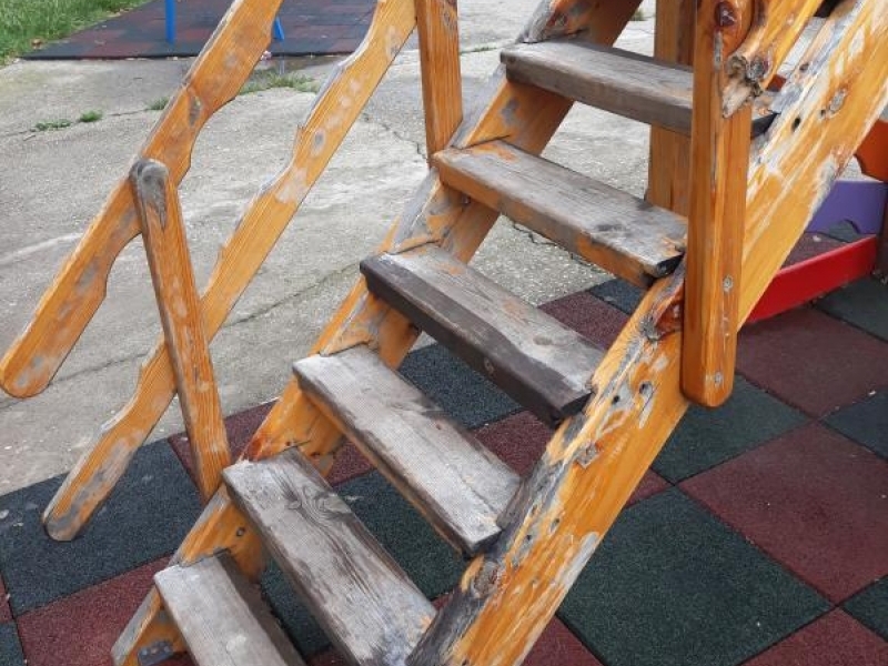 Вандалски прояви не пожалиха и детските площадки в Свищов