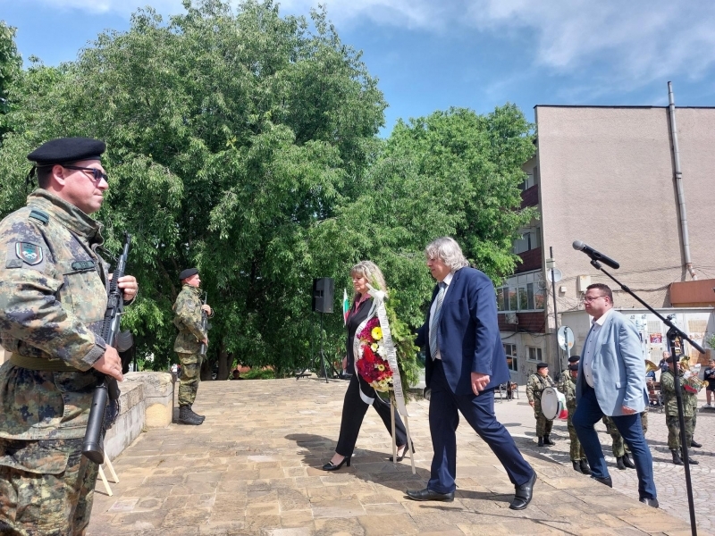 Денят на храбростта и празника на Българската армия тържествено беше отбелязан в Свищов 