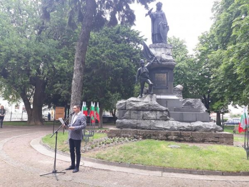 С поднасяне на цветя и едноминутно мълчание почетоха паметта на Христо Ботев в Свищов