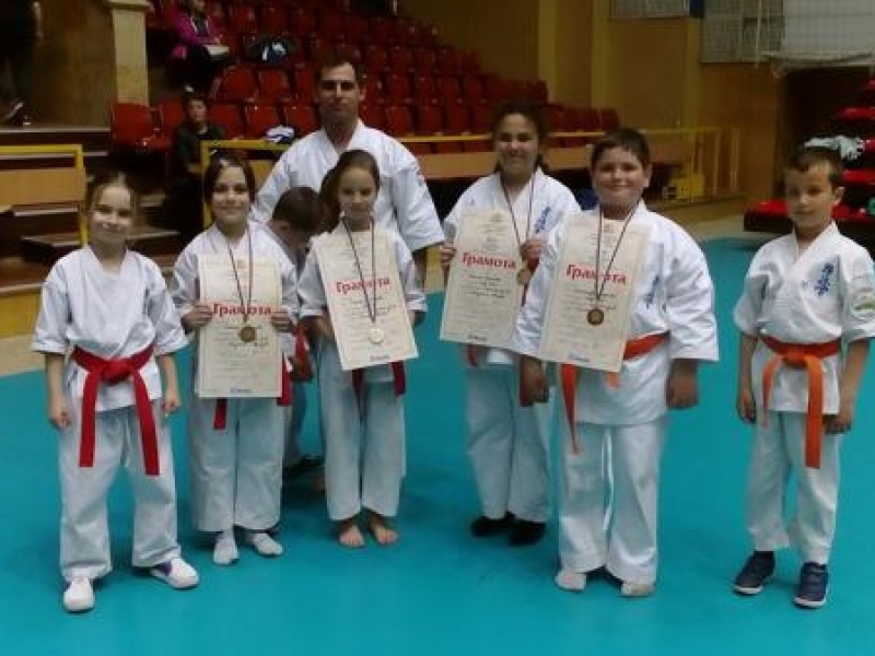 С пълен коплект  медали се завърнаха  каратистите на треньора Митко Божанов от Държавното първенство в Бургас