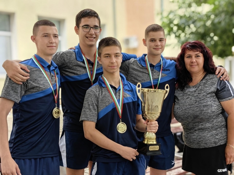 Фондът „Добро за Свищов“ направи своето първо дарение от 1000 лева за талантливи свищовски тенисисти 
